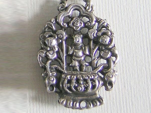 Necklace and basket-shaped pendant – (3068)